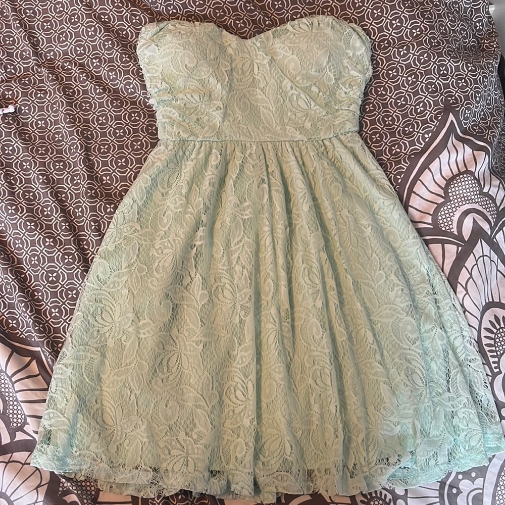 Women’s strapless lace dress
